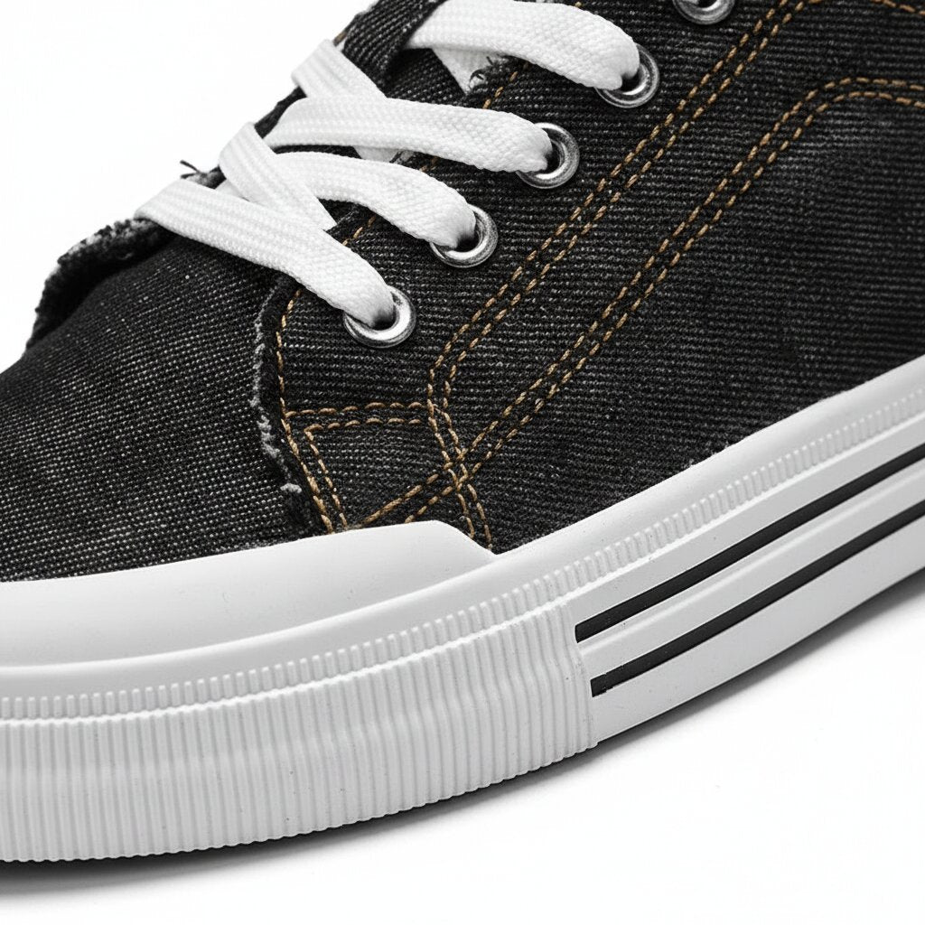 Détail des baskets homme noires à lacets