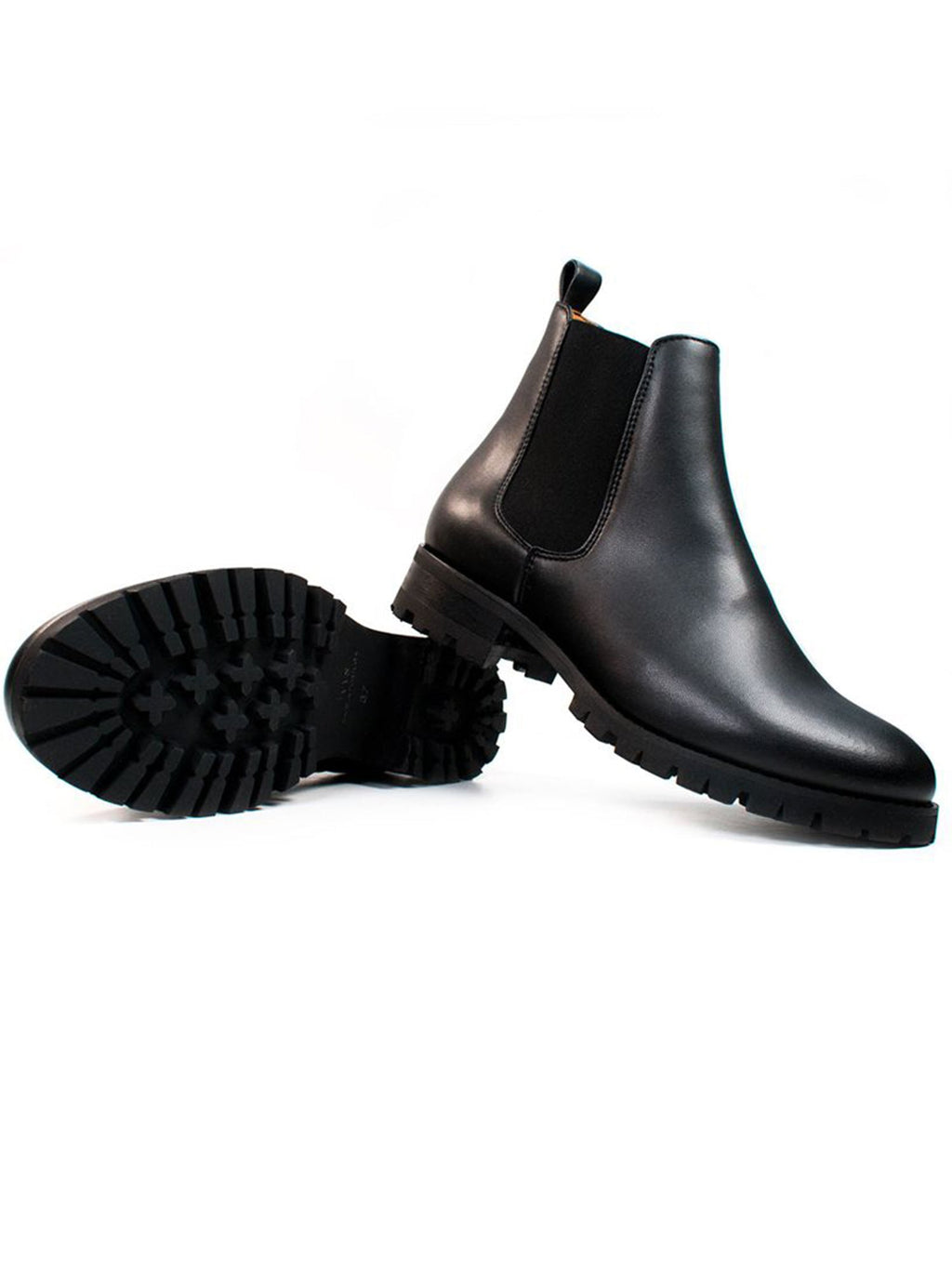Détail des chelsea boots homme noires à semelle crantée vue de dessous