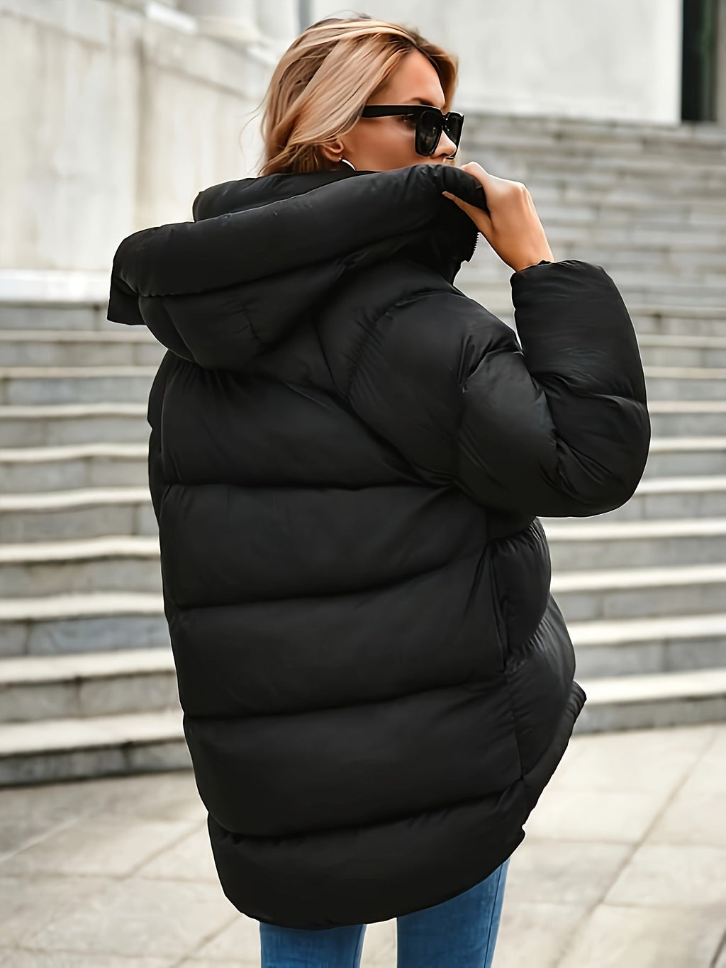 Doudoune femme noire à capuche vue de dos