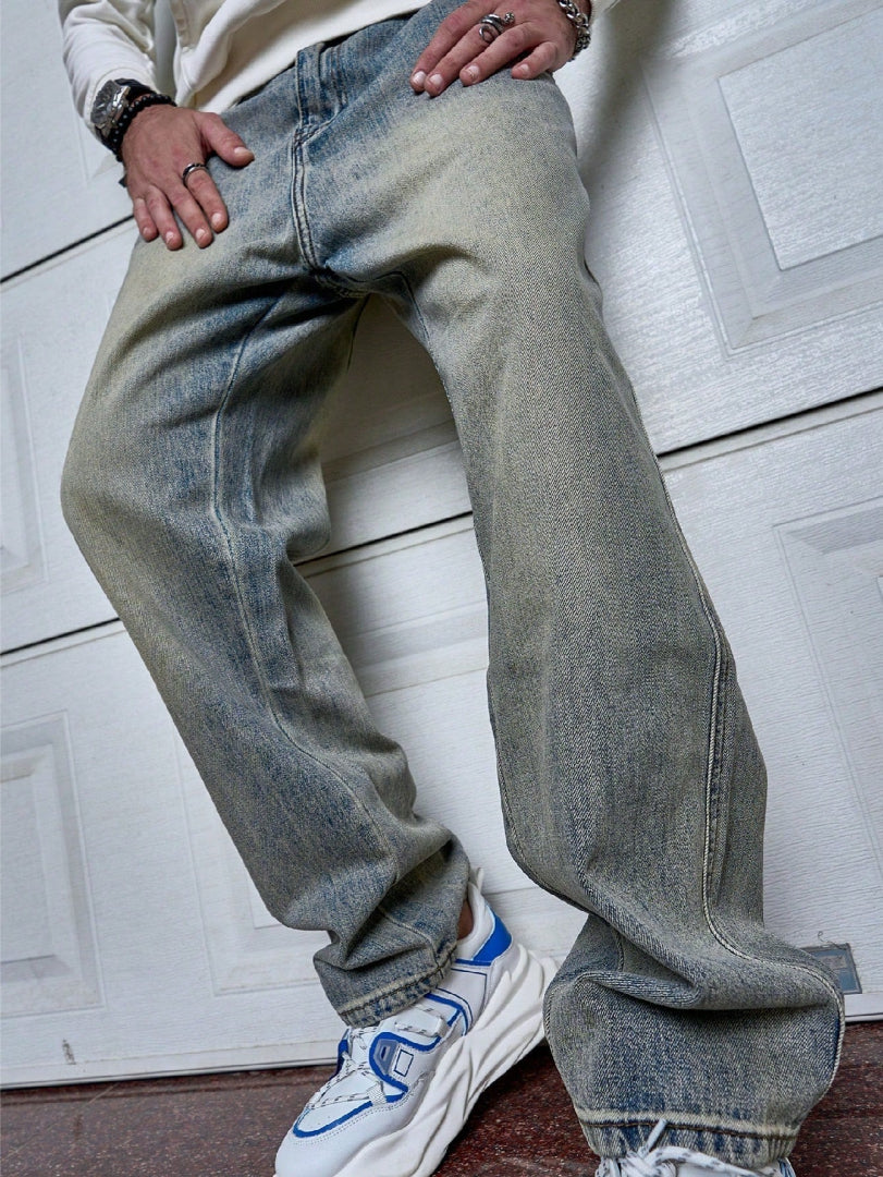 Jean homme bleu délavé coupe droite porté