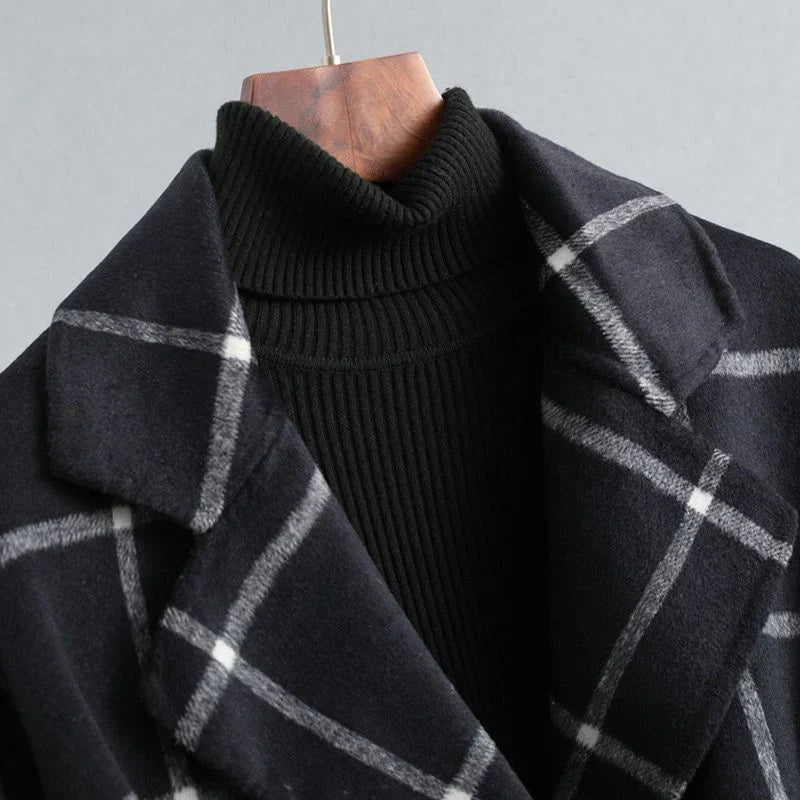Détail du manteau femme noir et blanc col revers