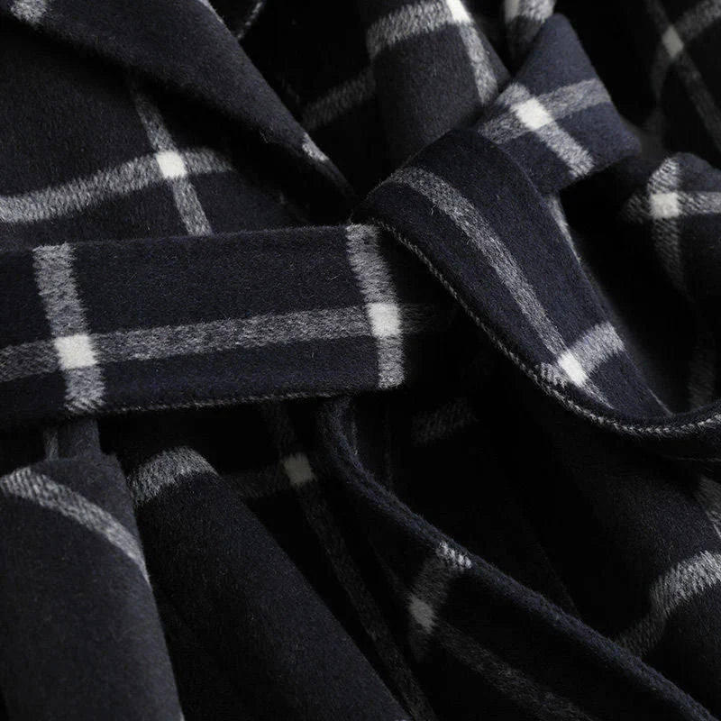 Détail du manteau femme noir et blanc à carreaux