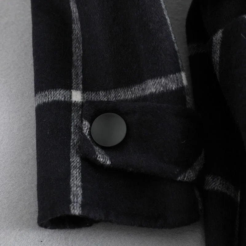 Détail du manteau femme noir et blanc bouton