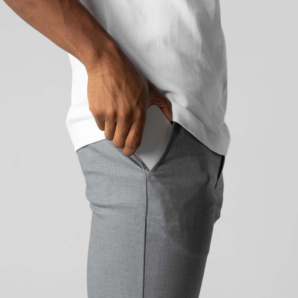 Détail du pantalon chino homme gris poche italienne