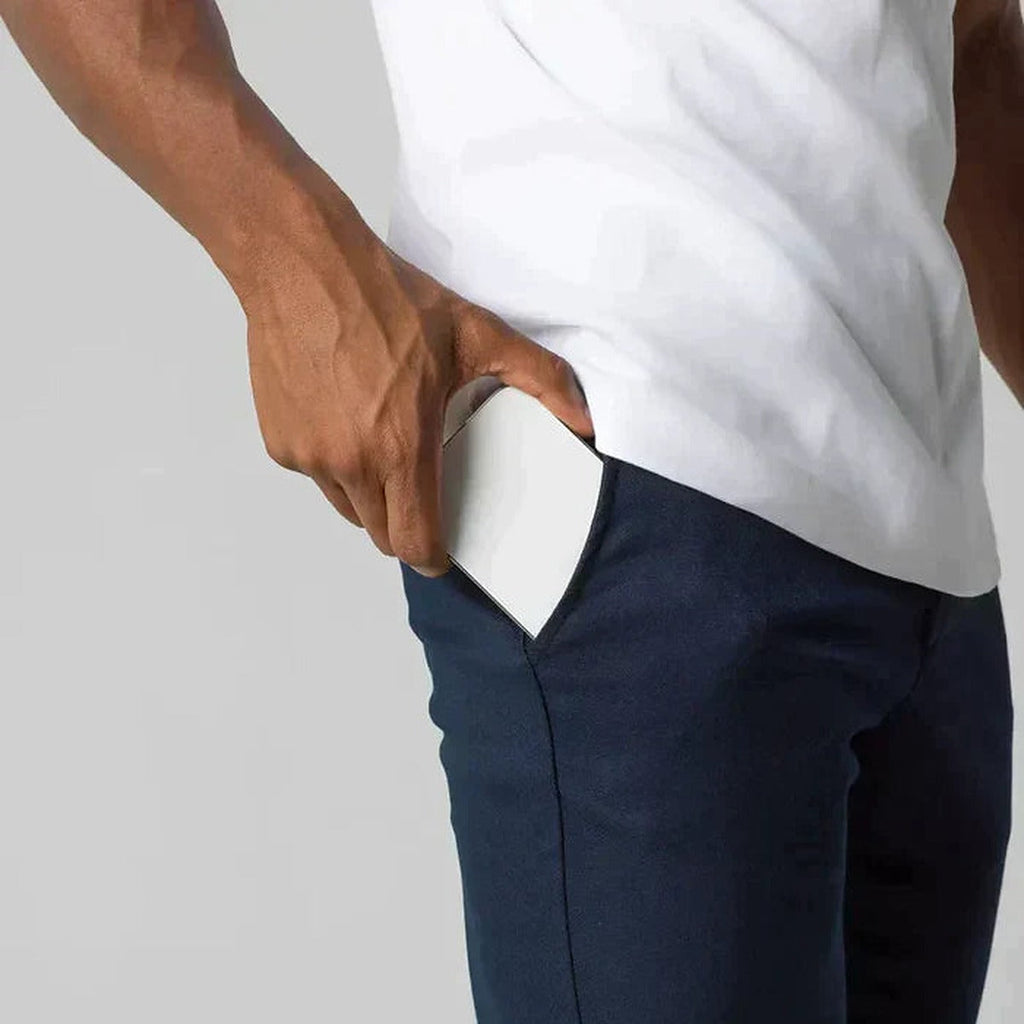Détail du pantalon chino homme bleu marine poche italienne