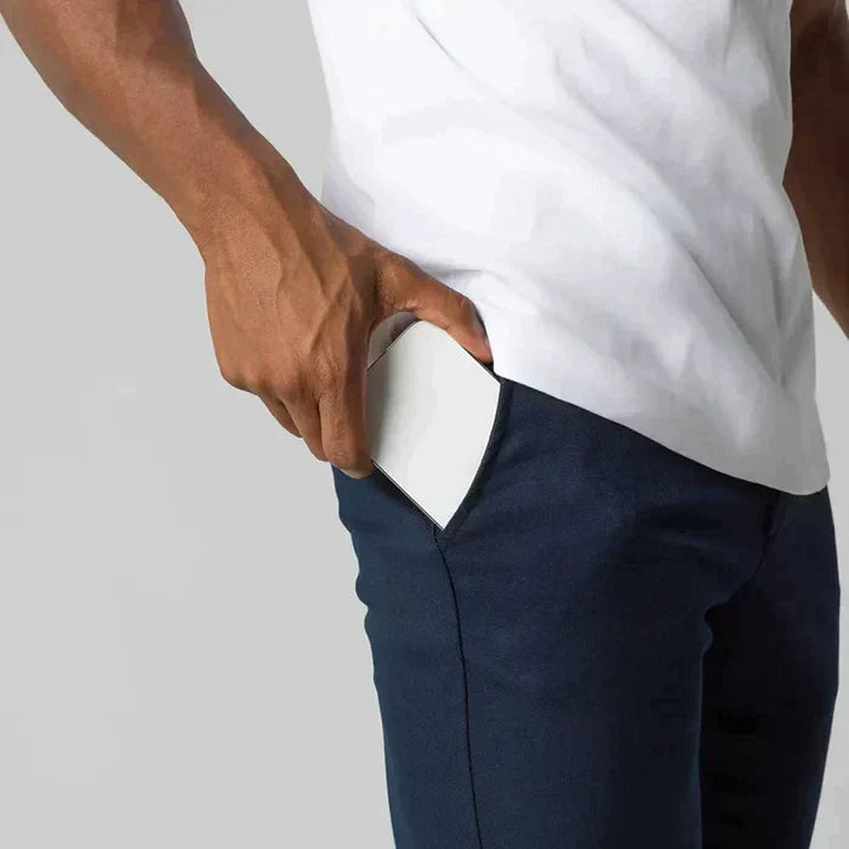 Détail du pantalon chino homme bleu marine poche italienne