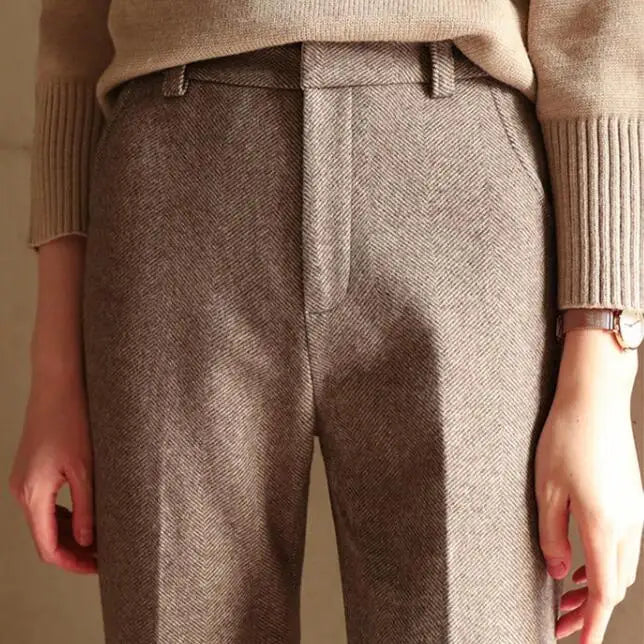 Détail du pantalon droit femme camel pli marqué