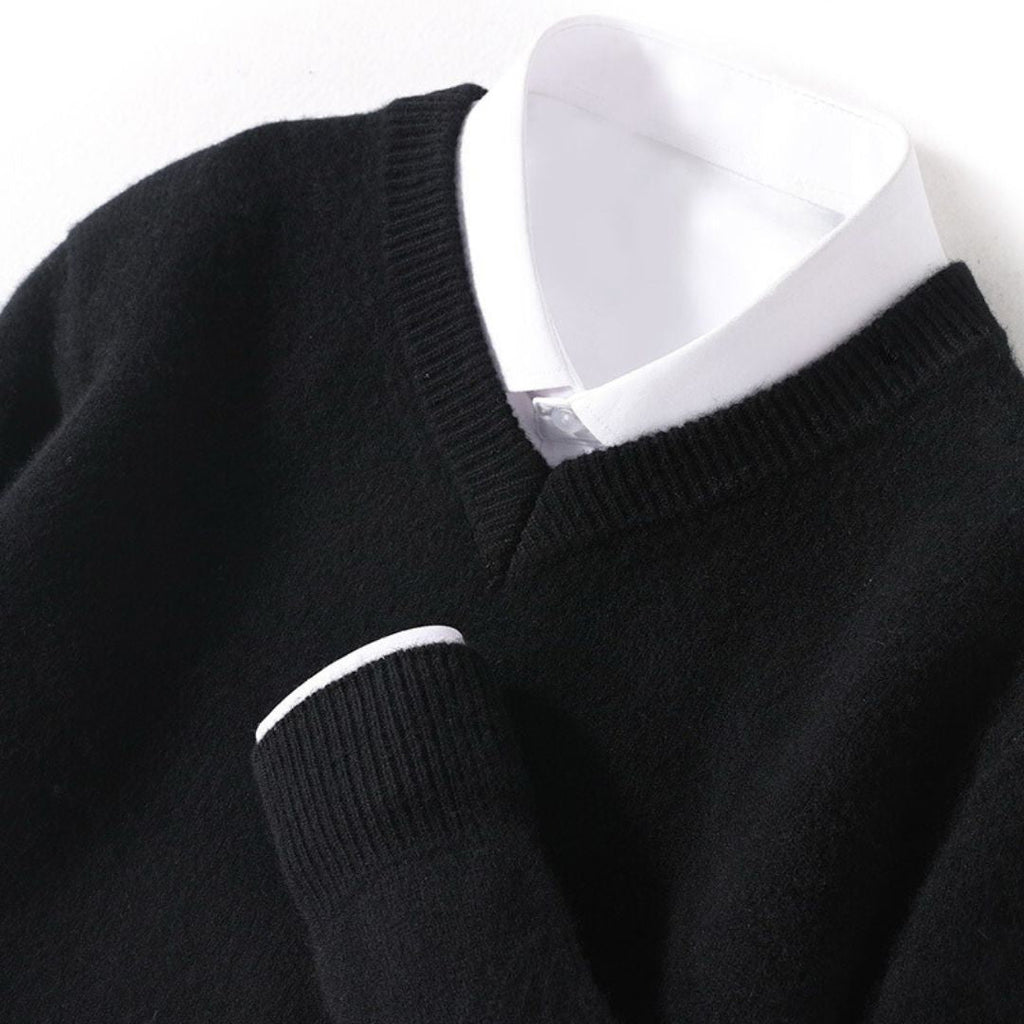 Détail du pull col V homme noir en maille fine