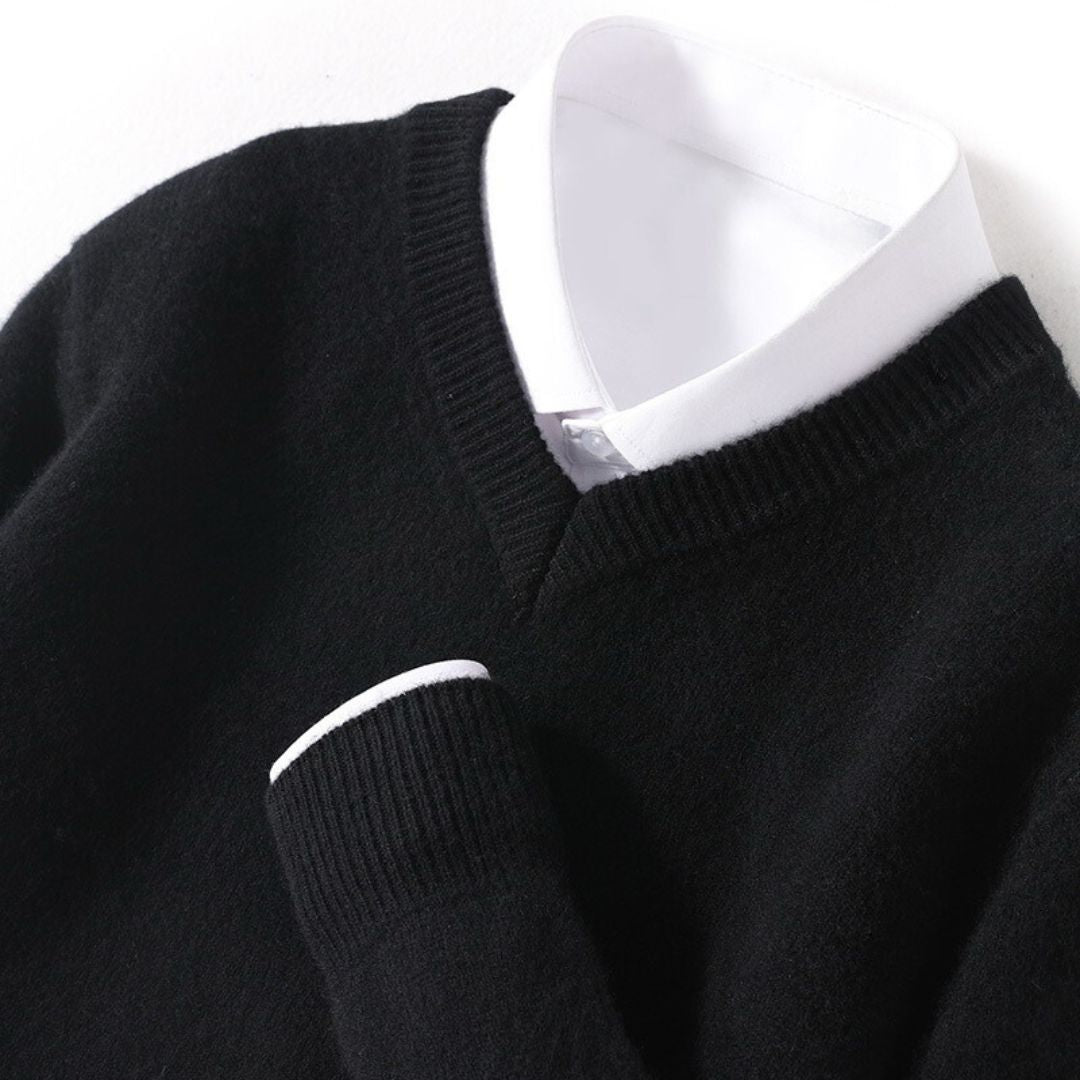 Détail du pull col V homme noir en maille fine