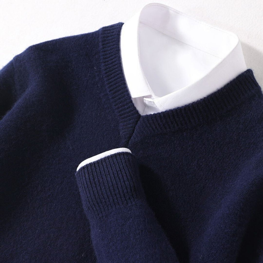 Détail du pull col V homme bleu marine en maille fine