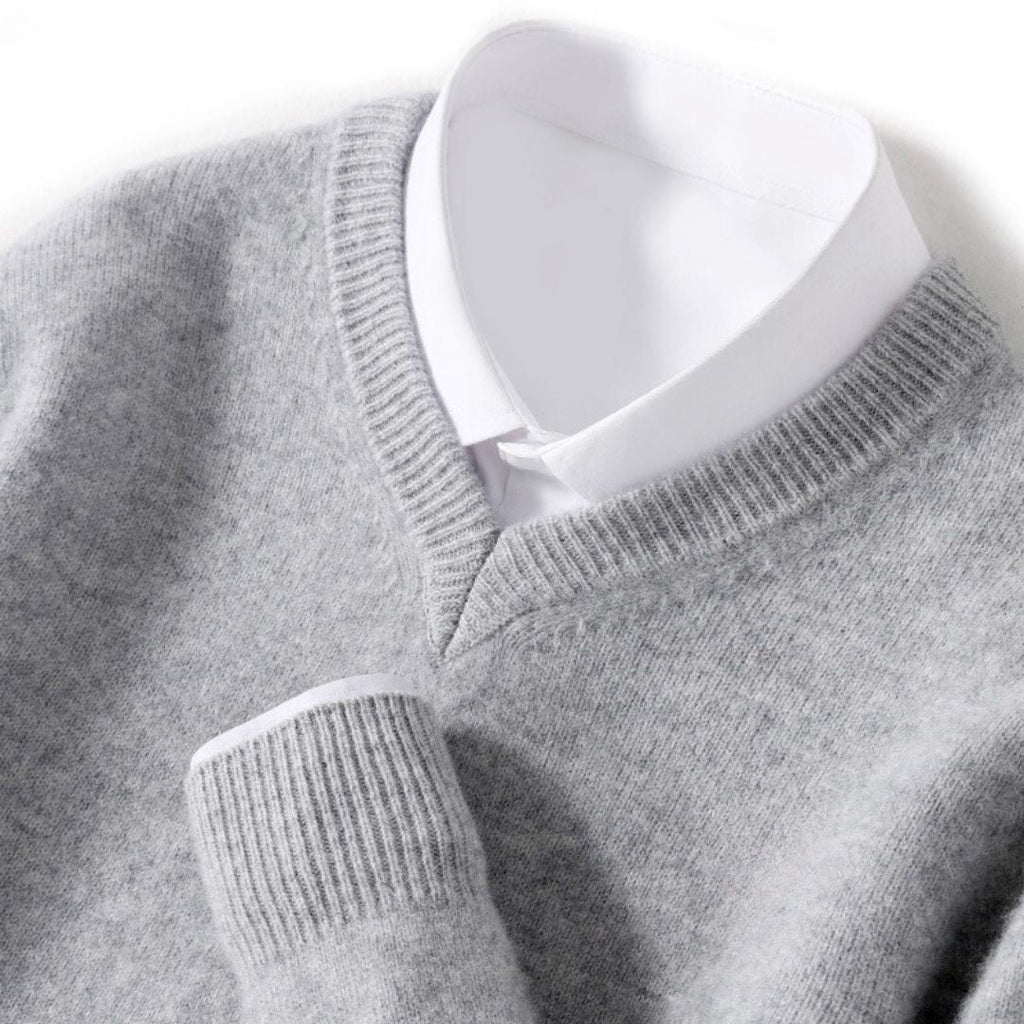 Détail du pull col V homme gris en maille fine