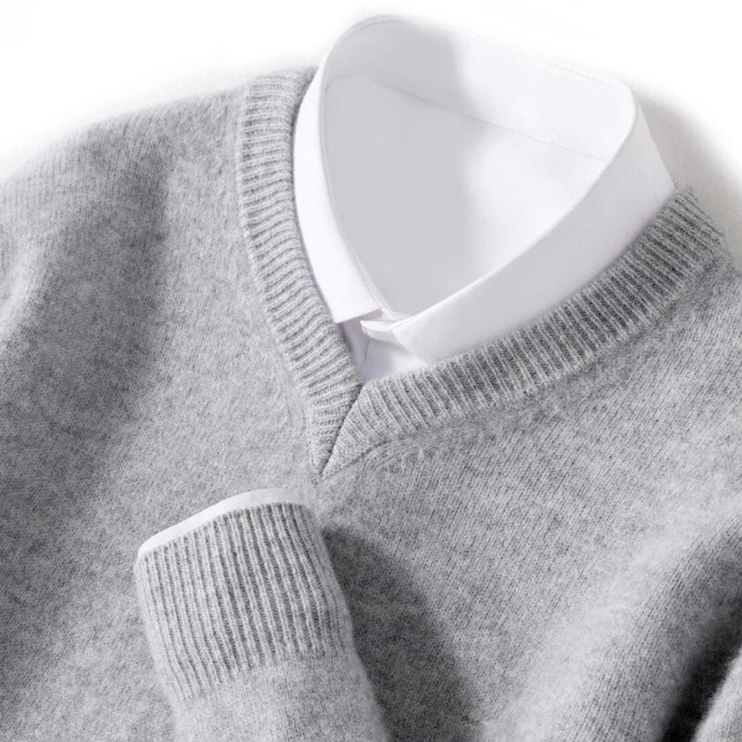 Détail du pull col V homme gris en maille fine