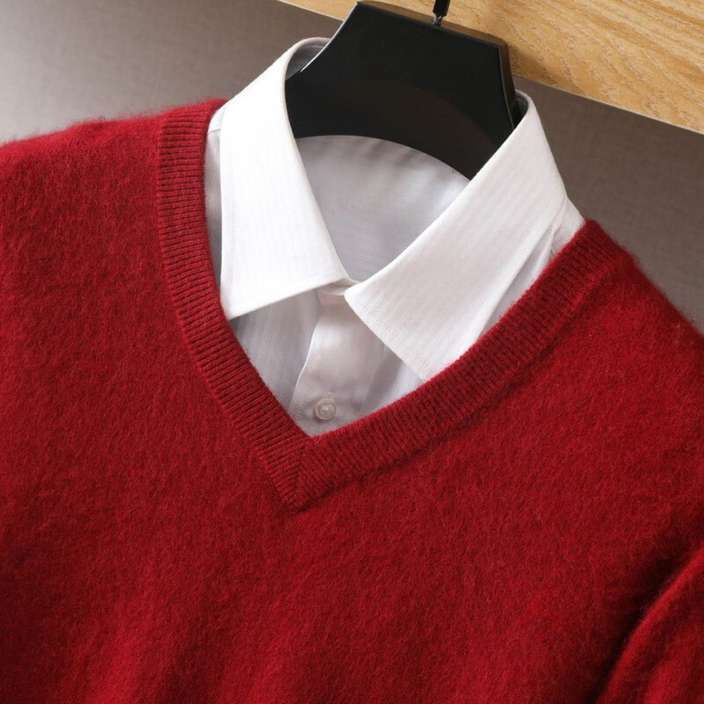 Détail du pull col V homme bordeaux en maille fine