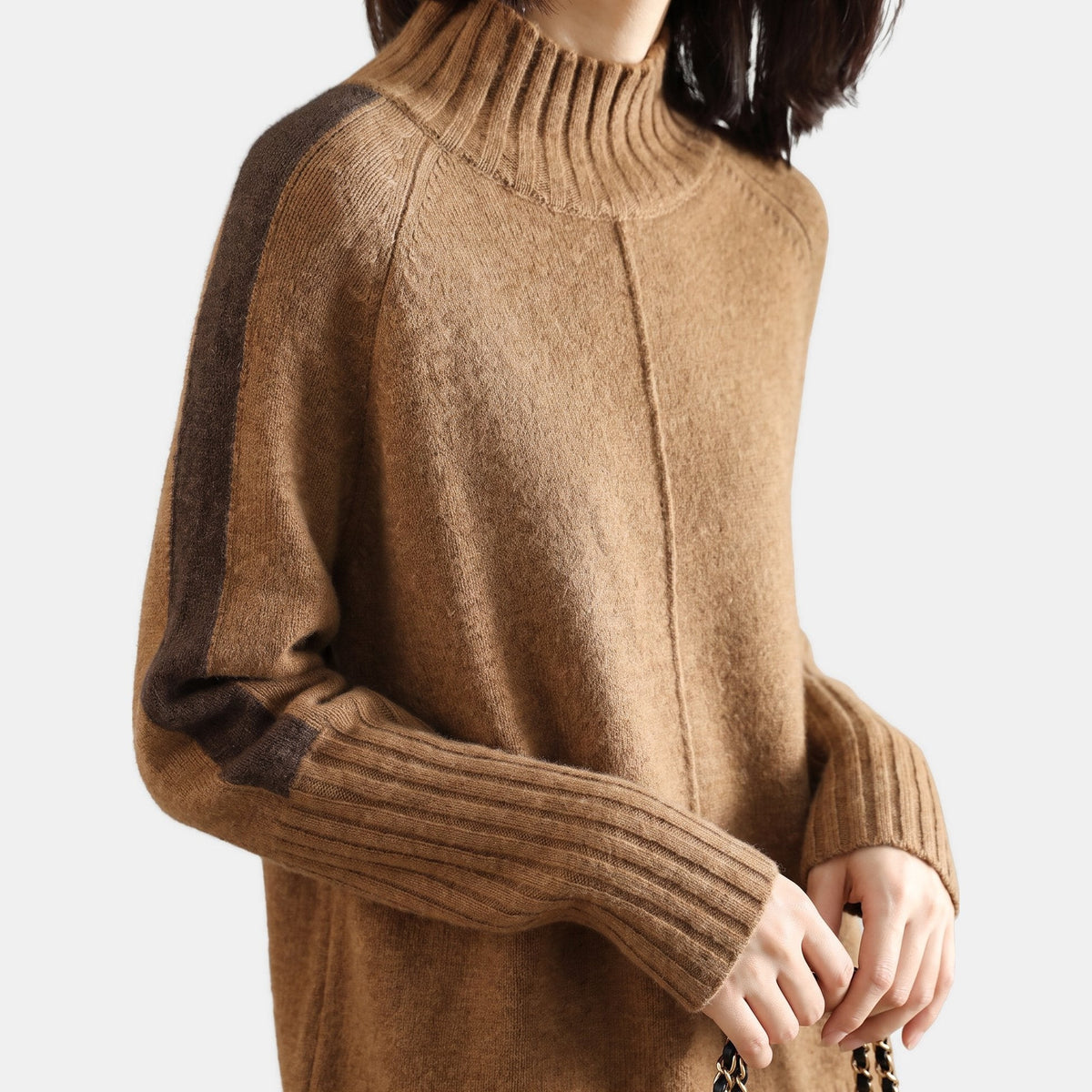 Détail de la robe pull femme camel à col montant